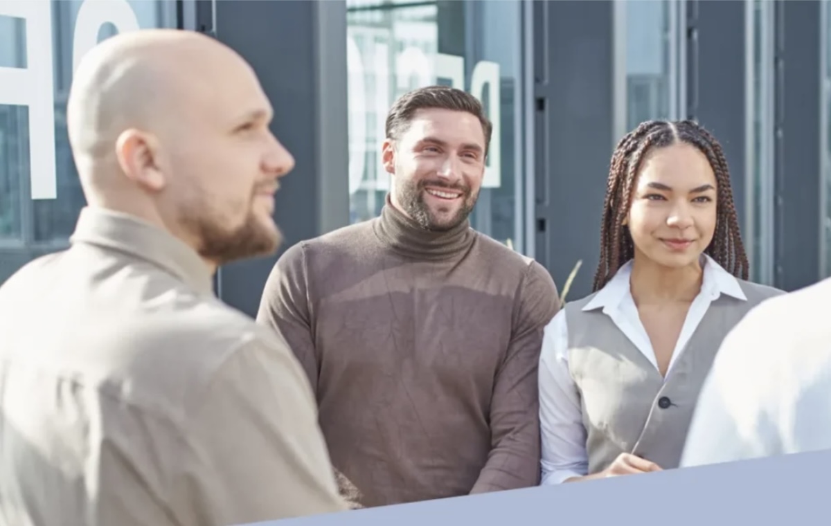 Drei Menschen unterhalten sich zum ROI Training